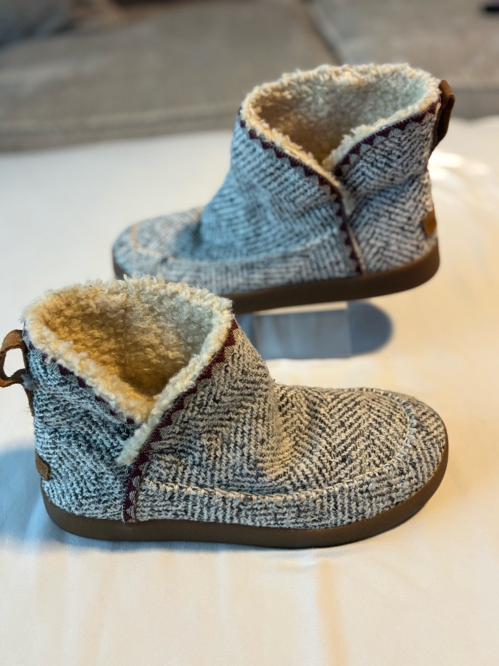 Sanuk Women’s 7 Cozy Knit Sherpa Lined Ankle Bootie Slippers Gray